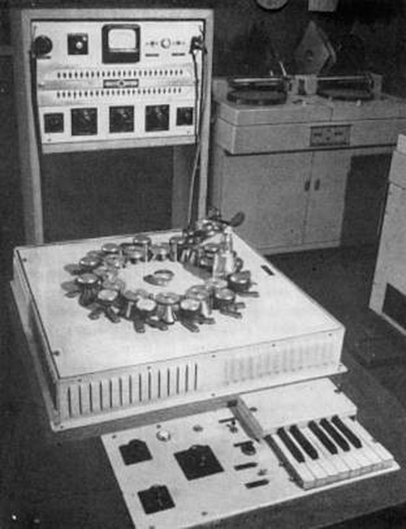 A chromatic phonogène, the tape-manipulation instrument developed for musique concrète