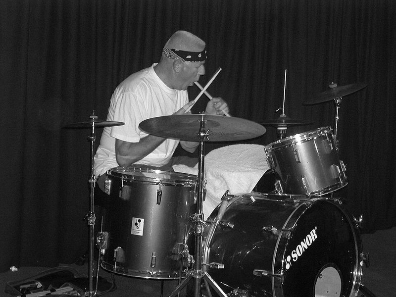 Han Bennink performing, 2005