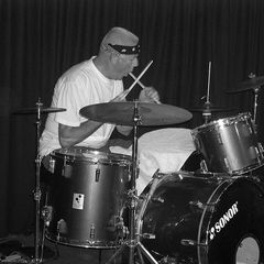 Han Bennink performing, 2005
