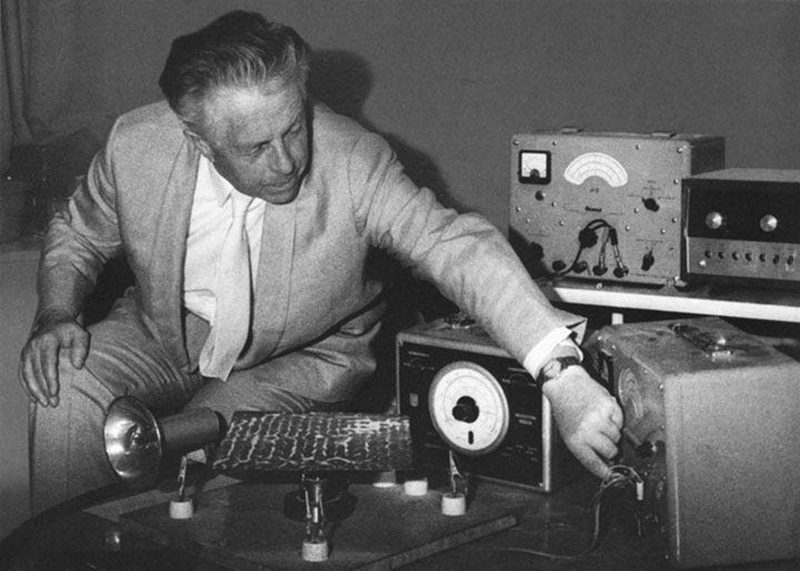 Hans Jenny with an oscillator and tonoscope apparatus