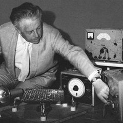 Hans Jenny with an oscillator and tonoscope apparatus
